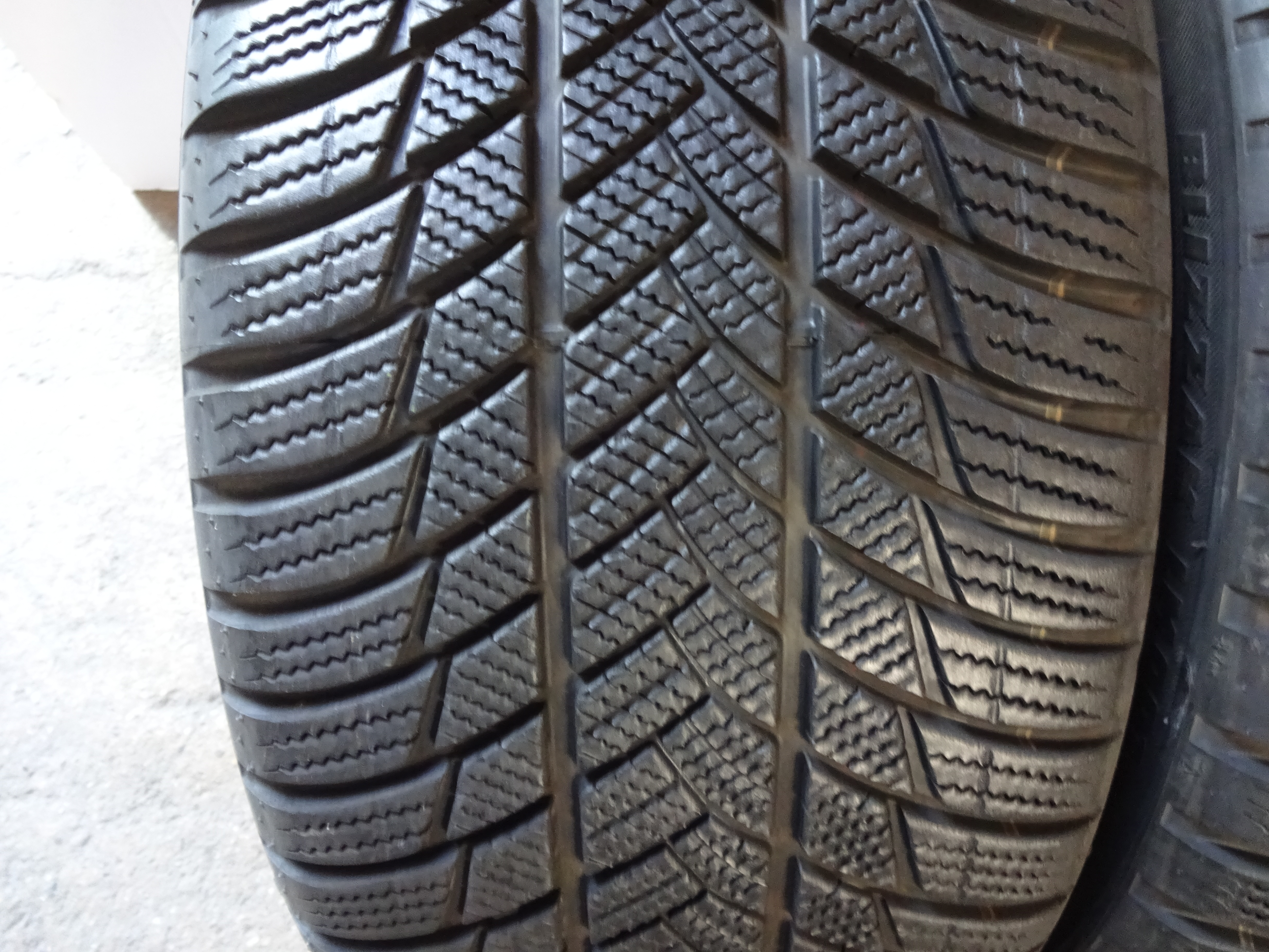 2 Winterreifen Bridgestone Blizzak LM001 AO 245/40 R18 93V M+S RA3640